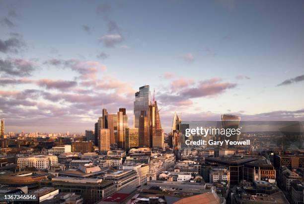 london financial district city skyline at sunset - zona financiera fotografías e imágenes de stock