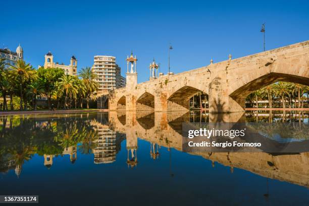 pont de la mar historic stone bridge in valencia - valencia 個照片及圖片檔