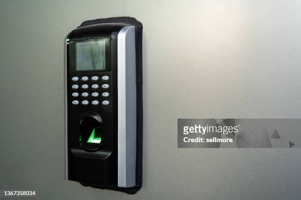 fingerprint scanner on wall smart home - prikkaart stockfoto's en -beelden
