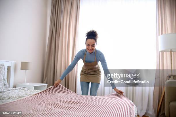 cameriera che fa un letto - casalinga foto e immagini stock