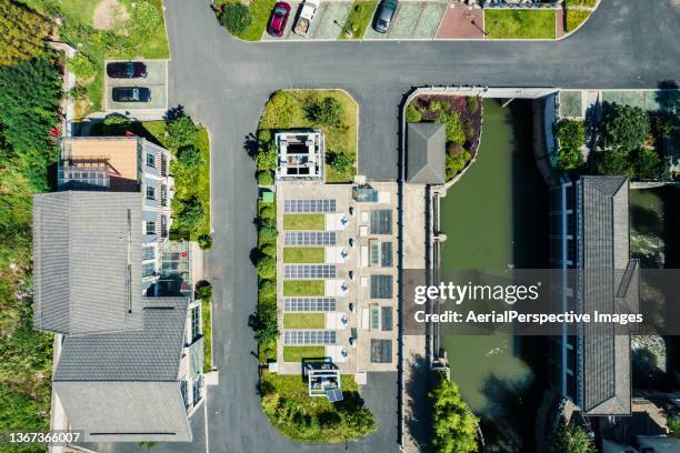 drone point view of houses with solar panels - einfamilienhaus modern stock-fotos und bilder