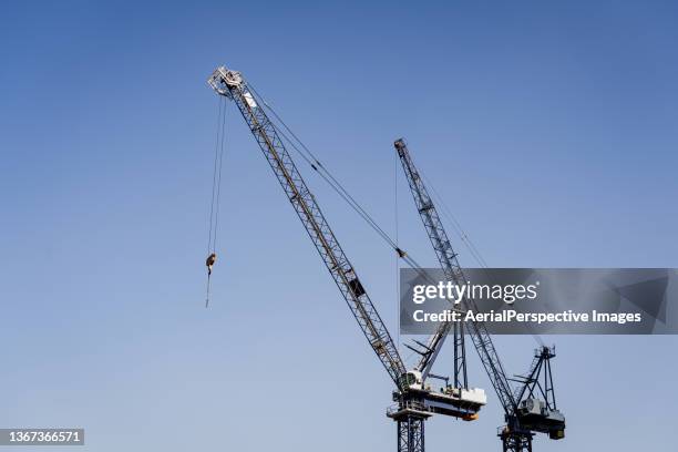 construction cranes - viviendas asequibles fotografías e imágenes de stock