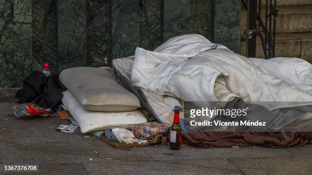 improvised bed on the sidewalk - ungerechtigkeit stock-fotos und bilder