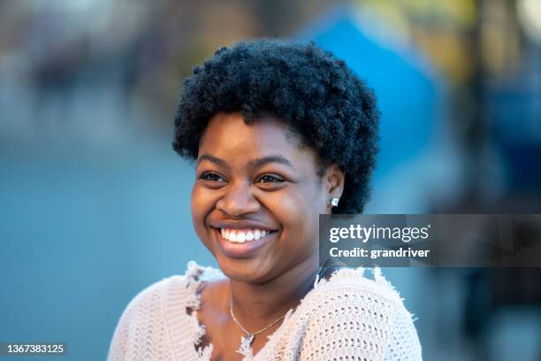 retrato de una hermosa joven de color, haitiana americana - haitian ethnicity fotografías e imágenes de stock