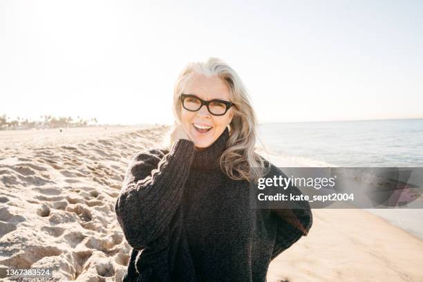 aging-elegant - ehefrau stock-fotos und bilder