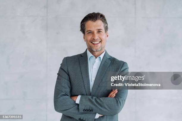 retrato de un exitoso hombre de negocios. - director ejecutivo de empresa fotografías e imágenes de stock