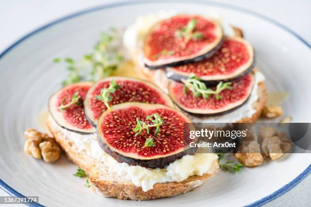 baguette toast with figs and ricotta cheese - crostini imagens e fotografias de stock