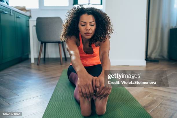 entrenamiento en casa - tocar los dedos de los pies fotografías e imágenes de stock