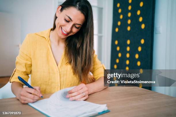 femme d’affaires écrivant sur le presse-papiers au bureau. - mot photos et images de collection