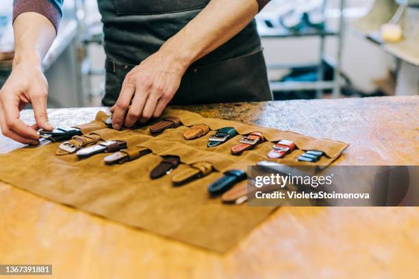 jeune artisan fabriquant un bracelet de montre en cuir. - maroquinerie photos et images de collection