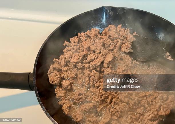 browning ground beef in a skillet - salteado imagens e fotografias de stock