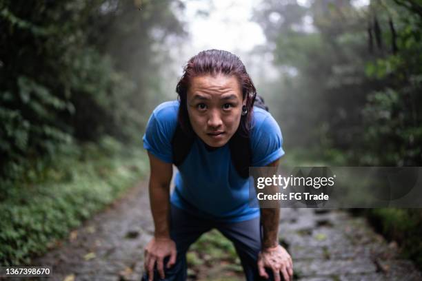 retrato de un hombre transgénero cansado en el bosque - ftm fotografías e imágenes de stock