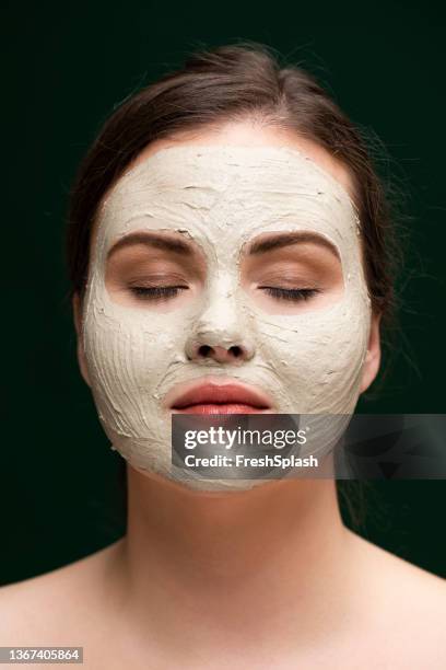 portrait d’une belle jeune femme de taille plus avec un masque facial cosmétique dans le cadre de sa routine de soins de la peau - blackheads photos et images de collection