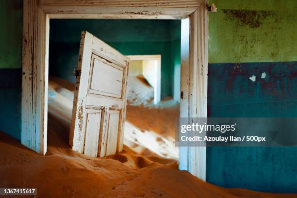 namibia kolmanskop,empty abandoned abandoned building,kolmanskop,namibia - kolmanskop stockfoto's en -beelden