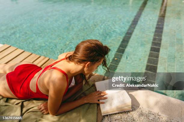 ein buch am pool lesen - protection luxe stock-fotos und bilder