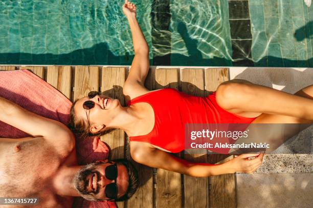 gemeinsam sonnenbaden - pool mit gegenströmung stock-fotos und bilder