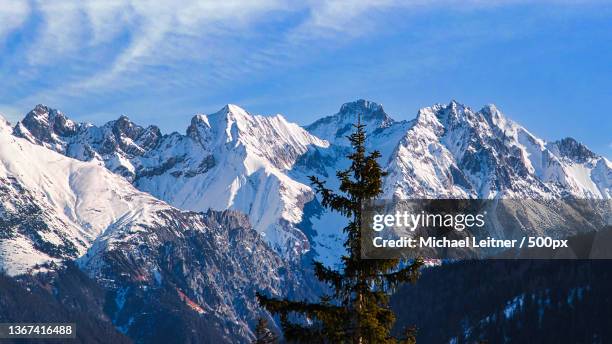 tyrolien mountains,scenic view of snowcapped mountains against sky,arlberg,austria - lechtal alps stockfoto's en -beelden