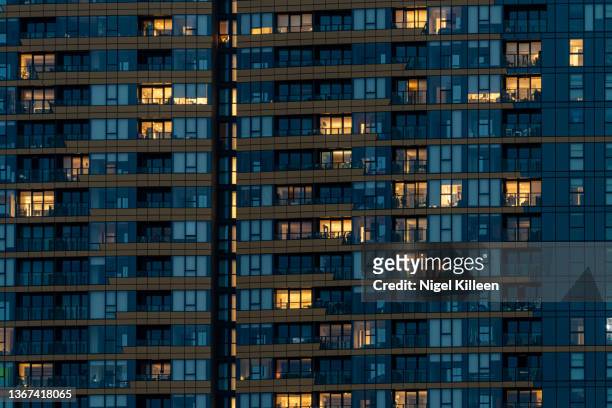 high rise apartments - high rise night stockfoto's en -beelden