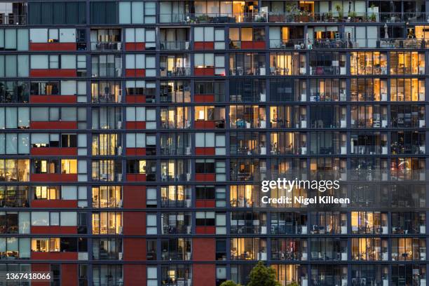 high rise apartments - problème de logement photos et images de collection