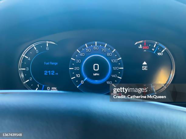 view of driver dashboard from driver’s seat - snelheidsmeter stockfoto's en -beelden