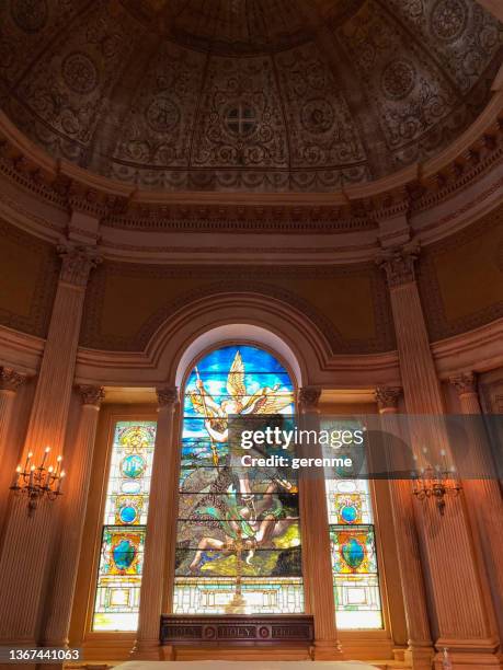hermosa vidriera en la iglesia episcopal de san miguel - episcopalismo fotografías e imágenes de stock