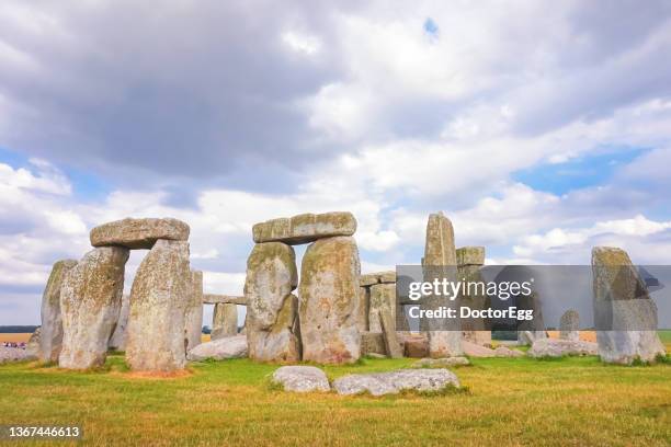 stonehenge in cloudy day, unitied kingdom - ígnea fotografías e imágenes de stock