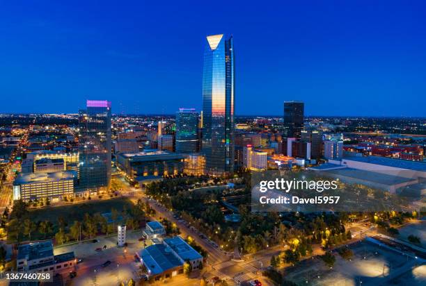 vista aérea del horizonte de oklahoma city al atardecer con jardines botánicos - ok fotografías e imágenes de stock