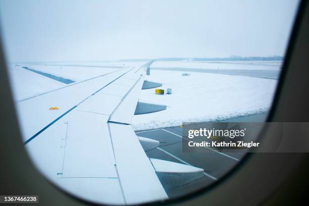 Flight Window Snow 1,663 Snowy Runway Stock Photos, High-Res Pictures, and Images - Getty ...
