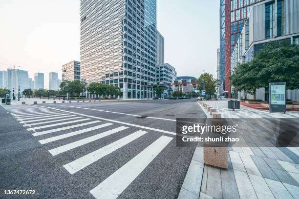 empty city street in financial district - low angle view street stock-fotos und bilder