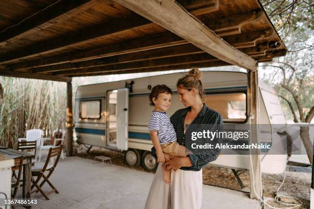 kostbare momente während unseres wohnmobilurlaubs - caravan stock-fotos und bilder