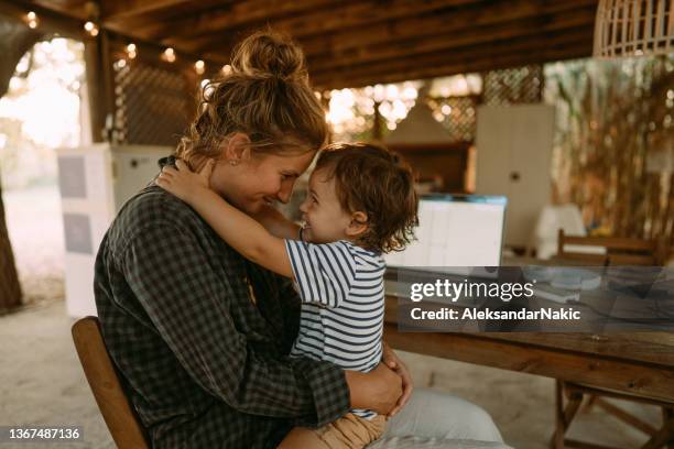 kleine pause von der arbeit - mama kind kuscheln stock-fotos und bilder