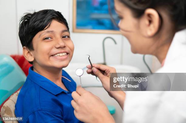 ragazzo che fa un controllo dentale presso la clinica dentistica. - dentista bambini foto e immagini stock