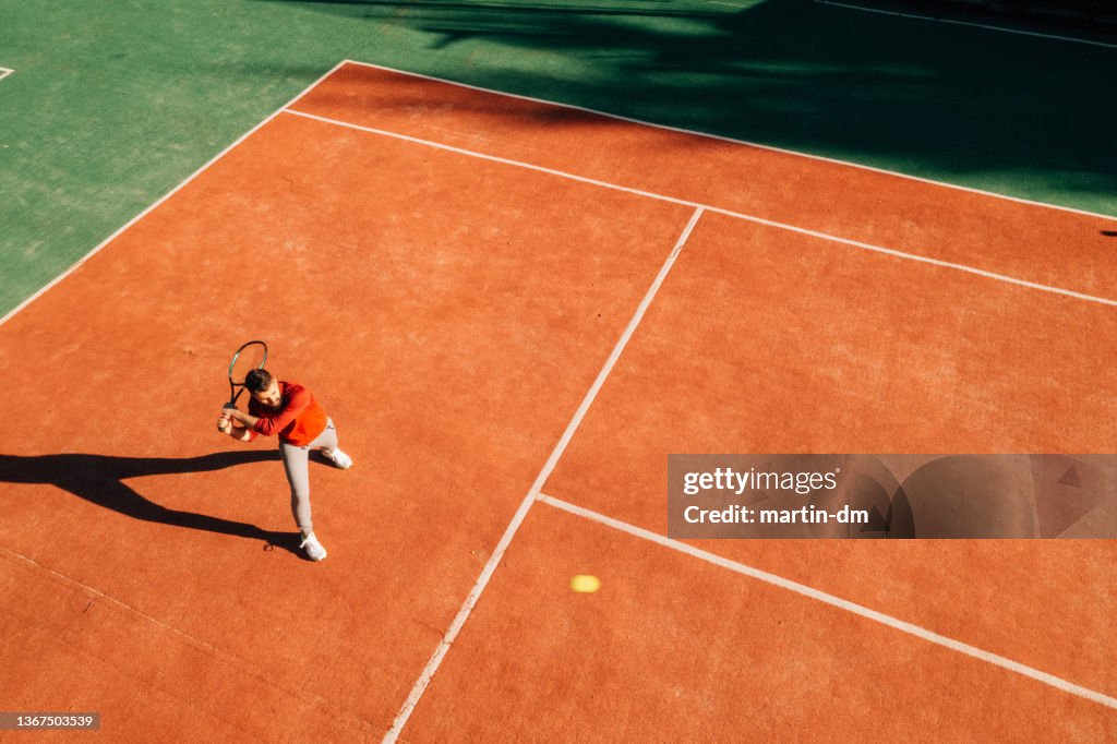 Drohnenansicht des Tennisspiels