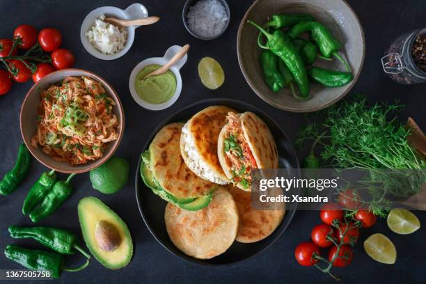 arepa com carne de frango, queijo e abacate - comida tradicional colombiana - pão de milho - fotografias e filmes do acervo