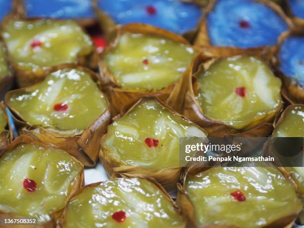 stuffed dough pyramid dessert, stuffed dough pyramid, year cake, chinese new year’s cake, dessert made with glutinous rice flour and sugar put banana leave small basket and steamed cooked kanom kenk in stainless tray - food pyramid stock-fotos und bilder