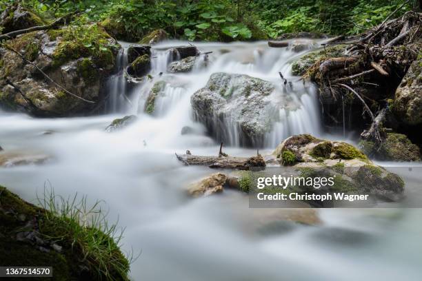 wasserfall mit langzeitbelichtung - entspannung - entschleunigung - langzeitbelichtung stock pictures, royalty-free photos & images