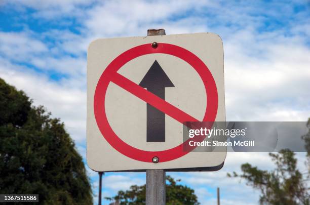 no entry traffic warning sign - strikethrough stock-fotos und bilder