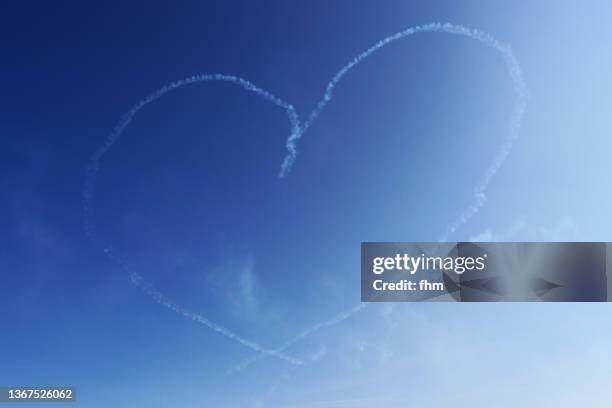 heart in the sky - liebe-auf-den-ersten-blick stock-fotos und bilder