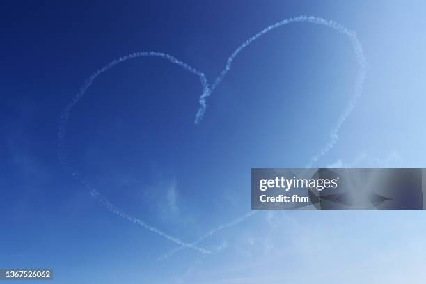 heart in the sky - amore a prima vista foto e immagini stock