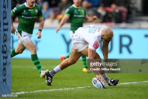 Olly Woodburn of Exeter Chiefs touches down for the first try during the Gallagher Premiership Rugby match between London Irish and Exeter Chiefs at...