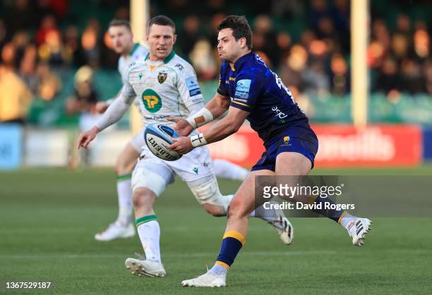 Francois Venter of Worcester Warriors passes the ball during the Gallagher Premiership Rugby match between Worcester Warriors and Northampton Saints...