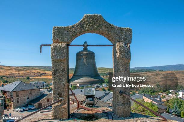 town bell - cloche photos et images de collection