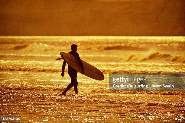 sunset surfer - newquay fotografías e imágenes de stock