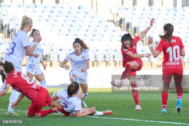 Natalia Gaitan of Sevilla FC scores her team's first goal during the Primera Iberdrola match between Real Madrid and Sevilla FC at Estadio Alfredo Di...