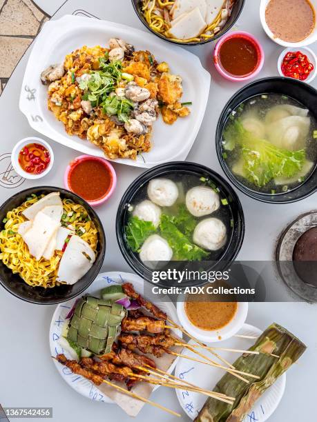 local delights in hawker - singapore food stockfoto's en -beelden