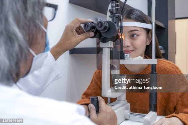 female at the optometrist making an eye test. - eye test 個照片及圖片檔