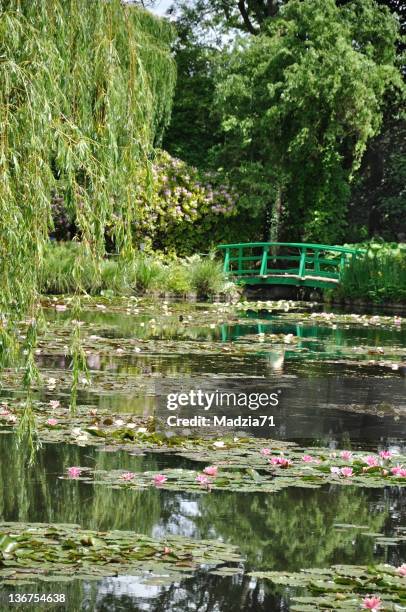 giverny - garden bridge stockfoto's en -beelden