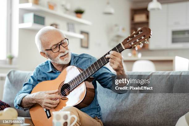 bearded senior man con chitarra strumentale acustica - guitar foto e immagini stock