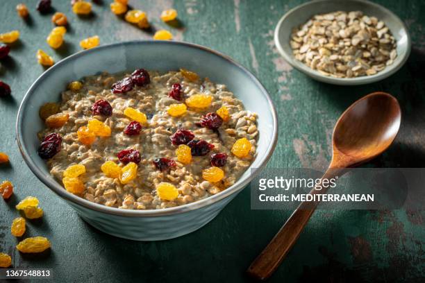 overnight oats vegan rezept frühstücksschüssel hausgemacht - rolled oats stock-fotos und bilder