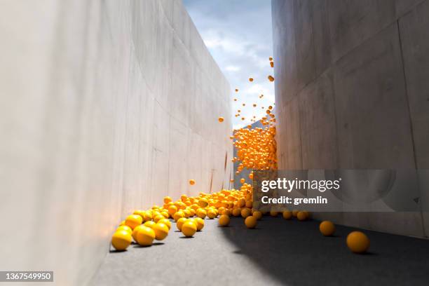 surrealer abstrakter fluss einer großen anzahl von kugeln - spielball stock-fotos und bilder